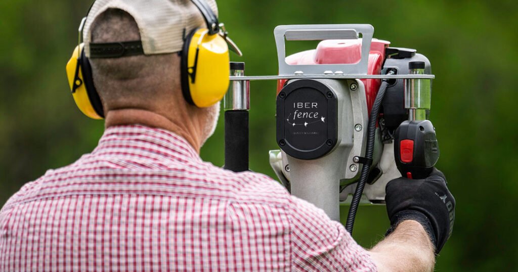 Hombre de espalda utilizando una clavadora hincadora de postes y estacas hasta 82mm iberfence ibf-82x
